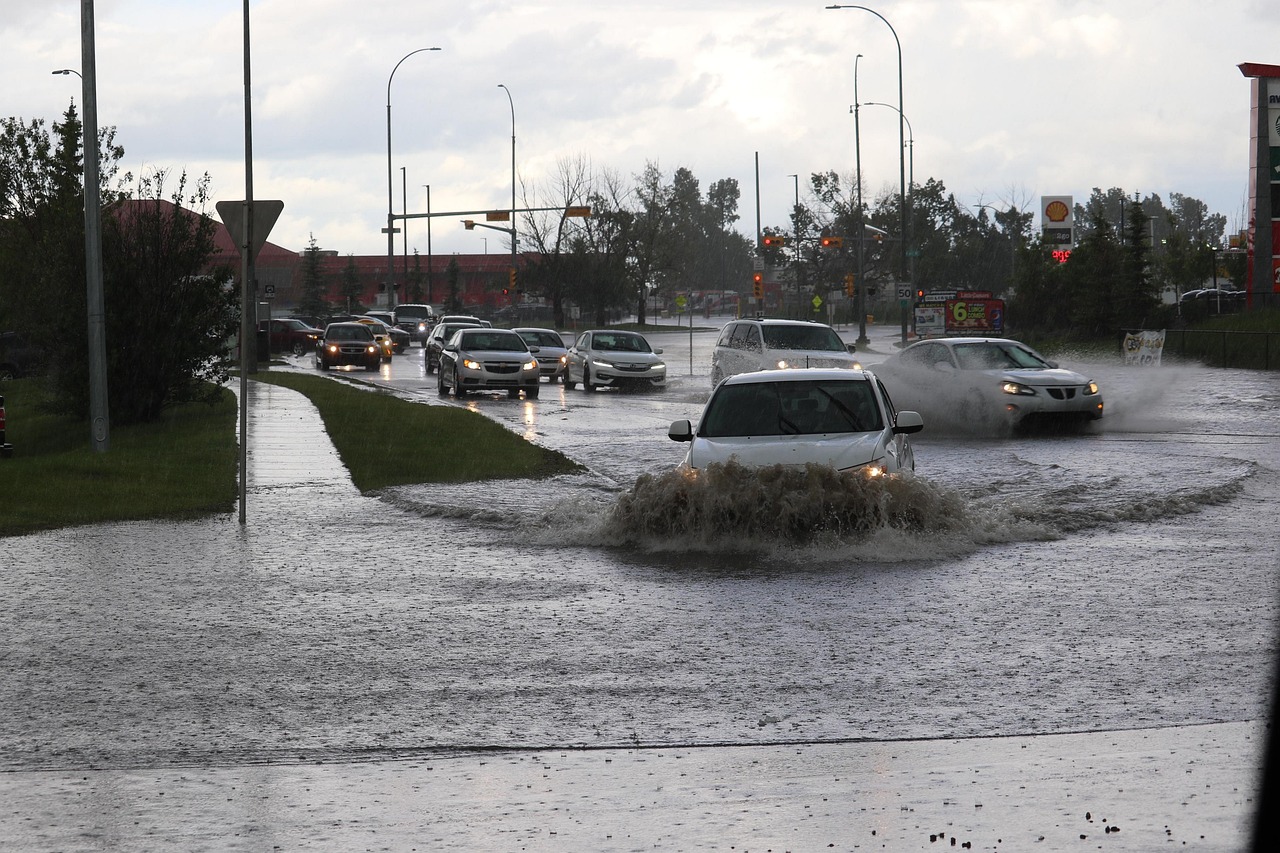 Seguro auto inundado tras aluvión con vehículo cubierto de barro en calle