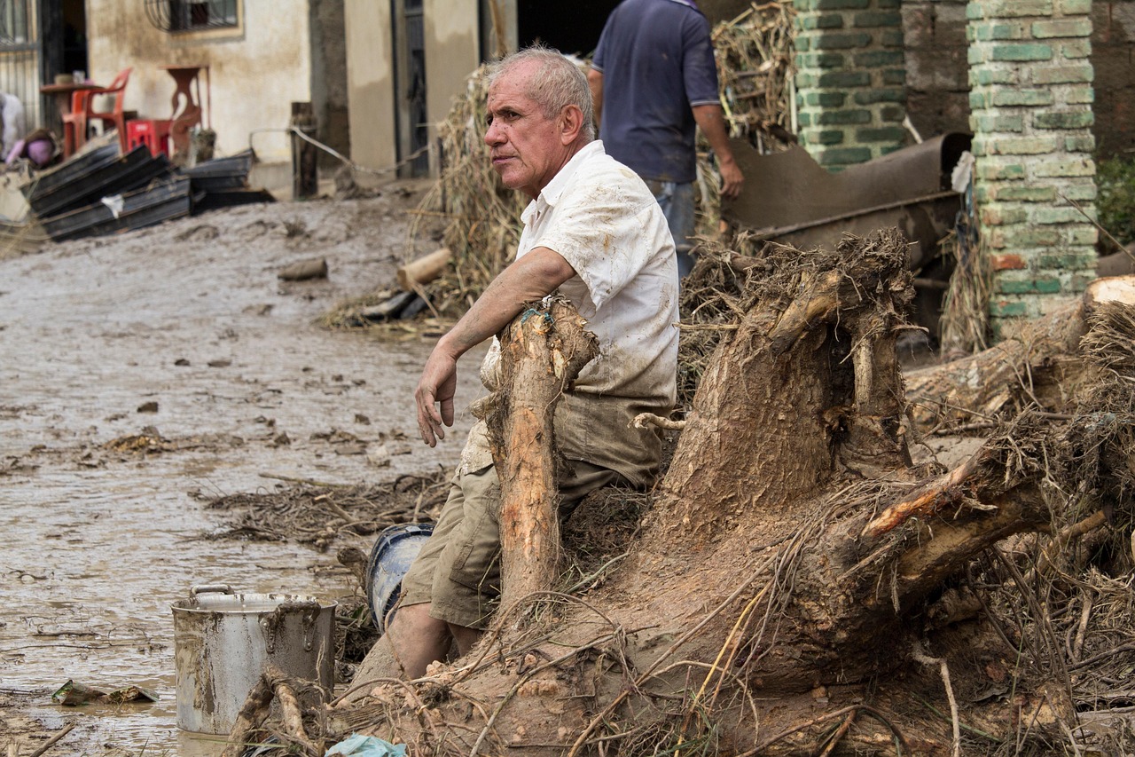 calle residencial con barro y escombros tras aluvión cubierta por seguro de hogar